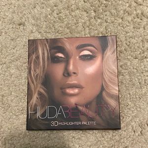 Huda beauty 3D highlighter palette